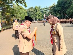 Atas Jasanya Memajukan Gerakan Pramuka di Purwakarta Ambu Anne Menerima Lencana Melati