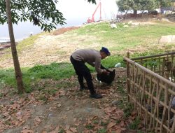 Polri Peduli Lingkungan, Satpolairud Polres Purwakarta Bersihkan Sampah Di Pelabuhan Biru Jatiluhur