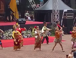 Ratusan Warga Purwakarta Antusias Menyaksikan Pagelaran Riksa Budaya Purwakarta