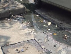 Warga Keluhkan Saluran Got Mampet di Depan Situ Buleud Food Market Purwakarta