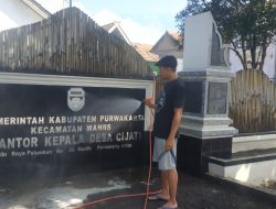 Dua Hari Sebelum Masuk Kerja Libur Lebaran Kepala Desa Cijati Lakukan Bersih-Bersih Kantor Desa