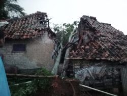 Pohon Pete Tumbang Timpa Rumah Warga Kiarapedes, Kerugian Capai Puluhan Juta Rupiah