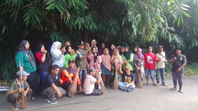 Desa Jatiluhur Kerahkan Tim Ngosrek, Bersihkan Jalan Sepanjang 500 Meter