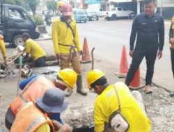 DPUTR dan Damkar Bersinergi Normalisasi Drainase Jalan Veteran Purwakarta
