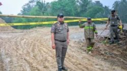 Jalan Raya Cilalawi Licin Akibat Tanah Merah, Satpol PP Purwakarta Bertindak Tegas