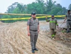 Jalan Raya Cilalawi Licin Akibat Tanah Merah, Satpol PP Purwakarta Bertindak Tegas