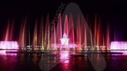 Antusias Pengunjung Nikmati Keindahan Air Mancur Taman Sri Baduga