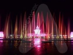 Antusias Pengunjung Nikmati Keindahan Air Mancur Taman Sri Baduga